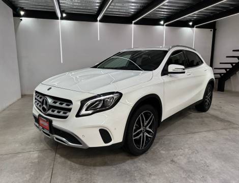 MERCEDES-BENZ GLA200 2020