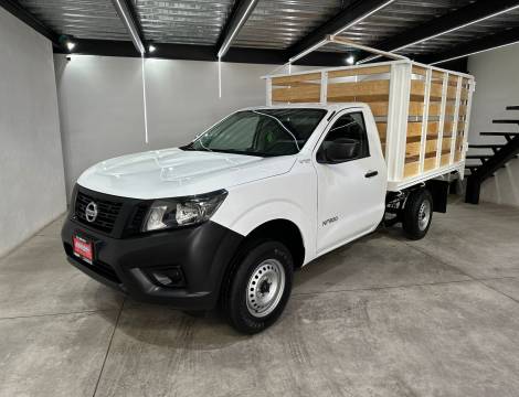 NISSAN NP300 ESTACAS 2017