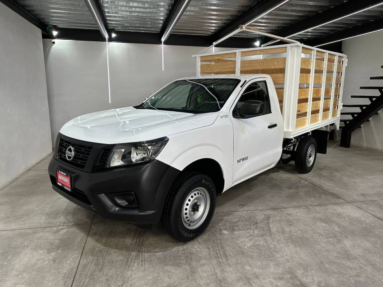 NISSAN NP300 ESTACAS 2017