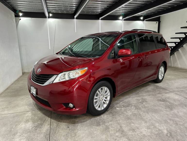 TOYOTA SIENNA XLE 2011