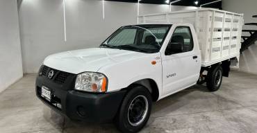 NISSAN NP300 ESTACAS 2014