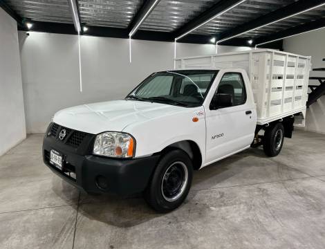 NISSAN NP300 ESTACAS 2014