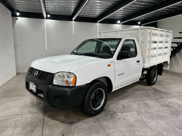 NISSAN NP300 ESTACAS 2014